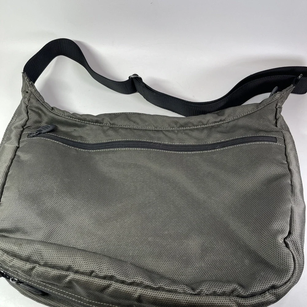 Tumi T3 Messenger Bag Ballistic Nylon Green Expandable 500G